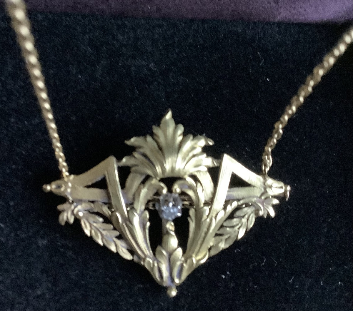 Broche - Pendentif en or ciselé 750 miliémes à decor de guirlande feuillagée, rehaussé diamant-photo-3