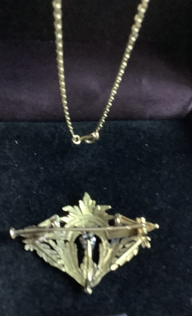 Broche - Pendentif en or ciselé 750 miliémes à decor de guirlande feuillagée, rehaussé diamant-photo-5