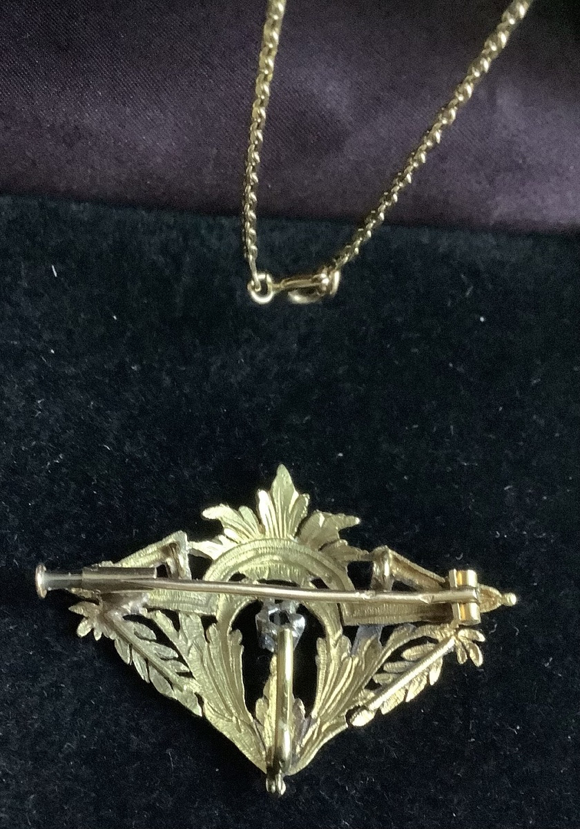 Broche - Pendentif en or ciselé 750 miliémes à decor de guirlande feuillagée, rehaussé diamant-photo-6