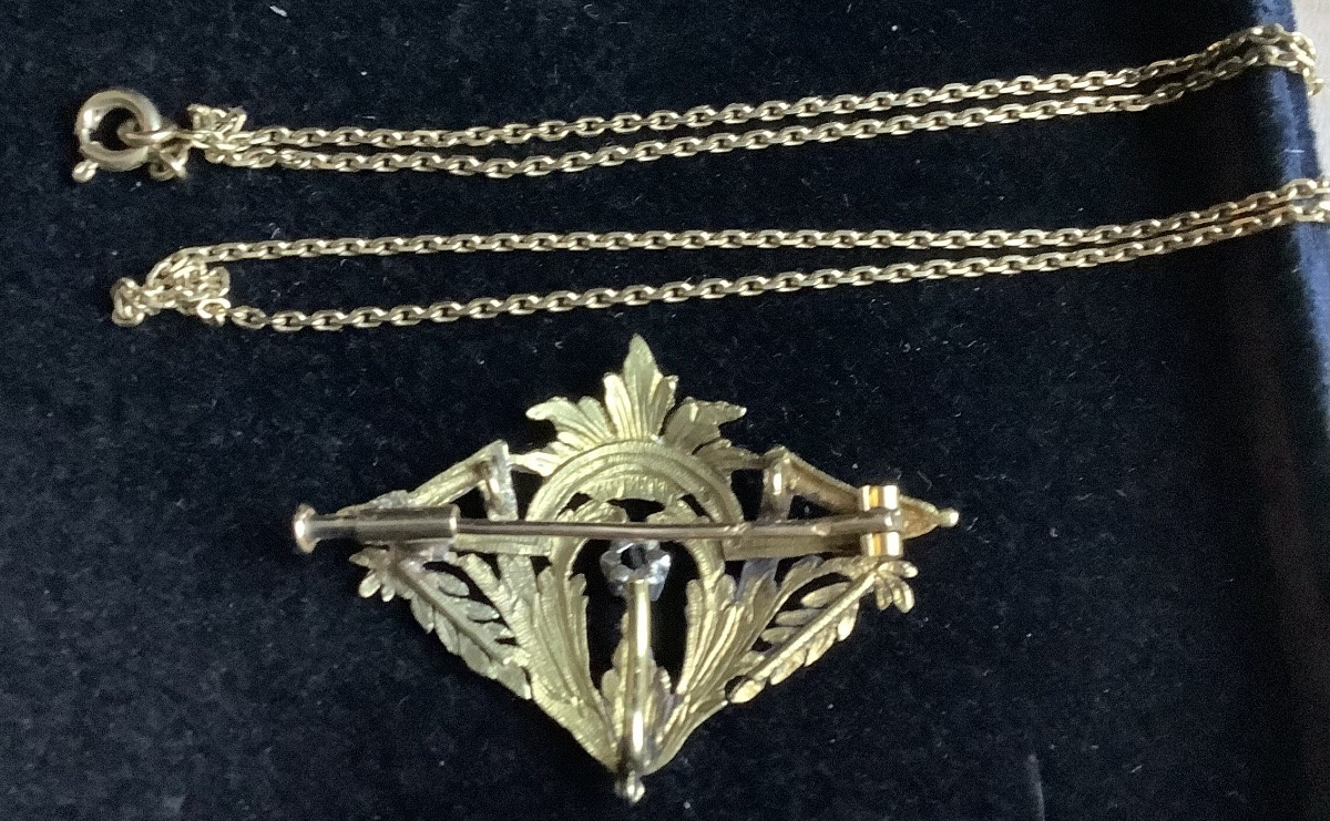 Broche - Pendentif en or ciselé 750 miliémes à decor de guirlande feuillagée, rehaussé diamant-photo-7