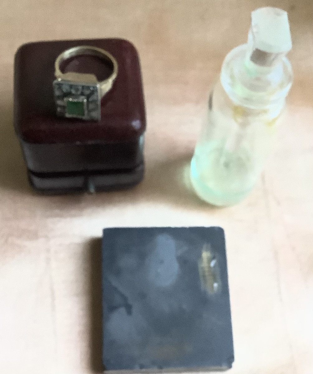 Bague - ancienne à secret en or et argent  d’une émeraude ornée de diamants en rose-photo-1