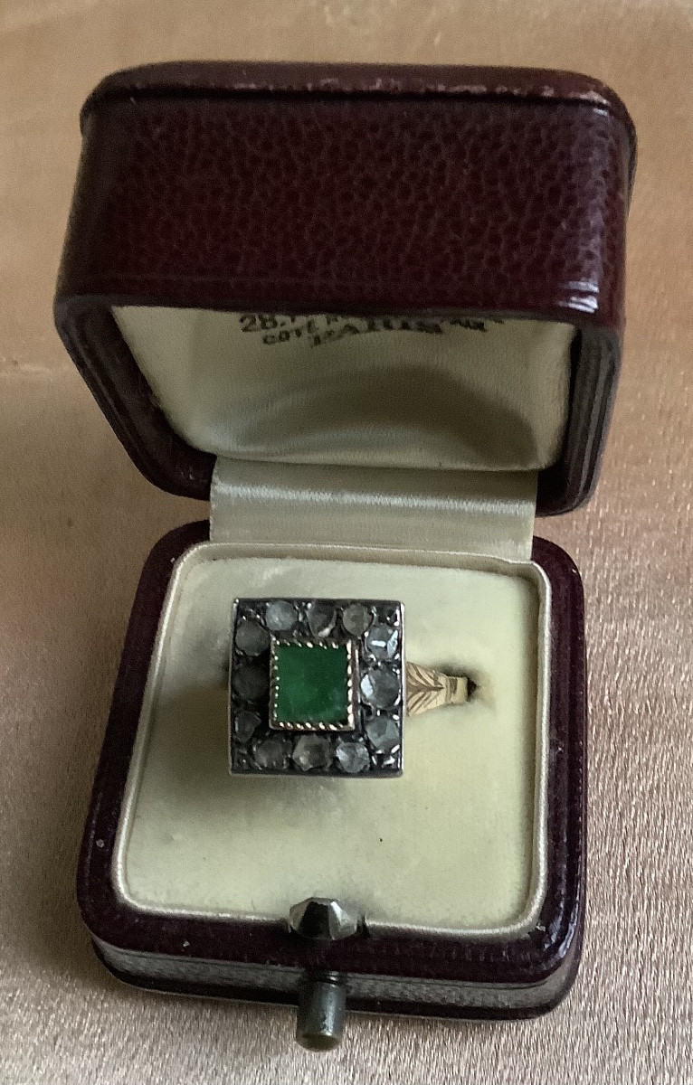 Bague - ancienne à secret en or et argent  d’une émeraude ornée de diamants en rose