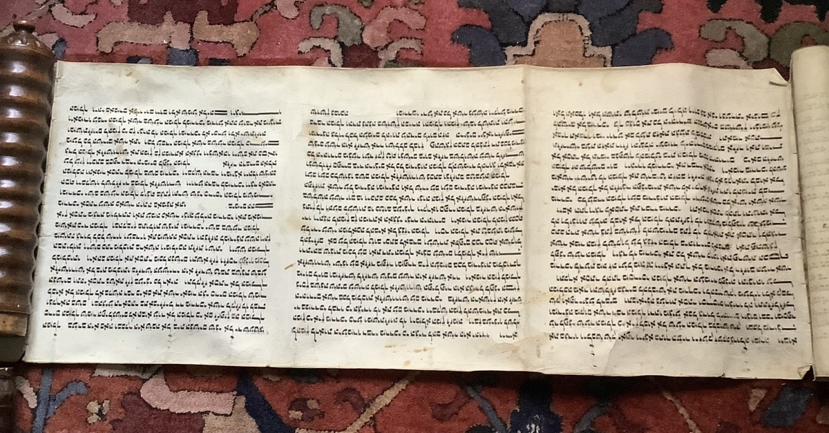 Torah 19 em siècle  en parchemin avec son etui-photo-1