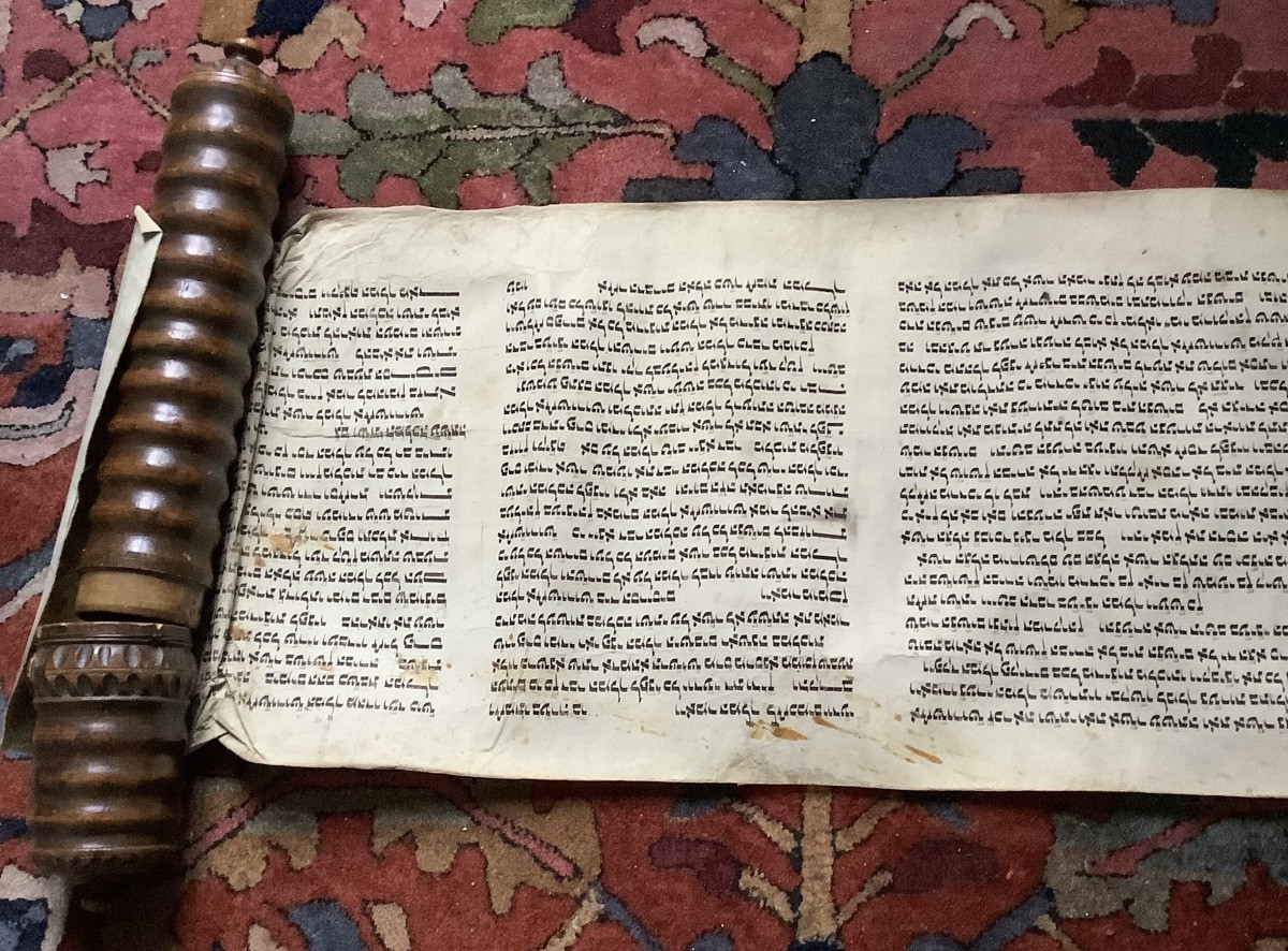 Torah 19 em siècle  en parchemin avec son etui