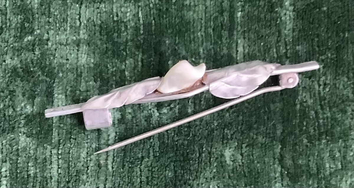 A Silver Brooch Adorned In The Center With A Baroque Mother-of-pearl Pearl, Circa 1900-photo-2