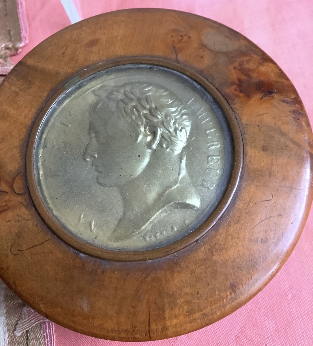 Boîte ronde en loupe de noyer de portrait de Napoléon 