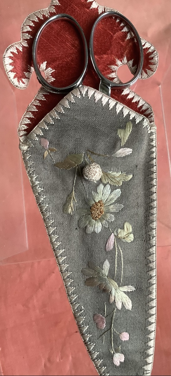 A Pair Of Embroidery Scissors With A Silk Fabric Case Embroidered With Flowers -photo-3
