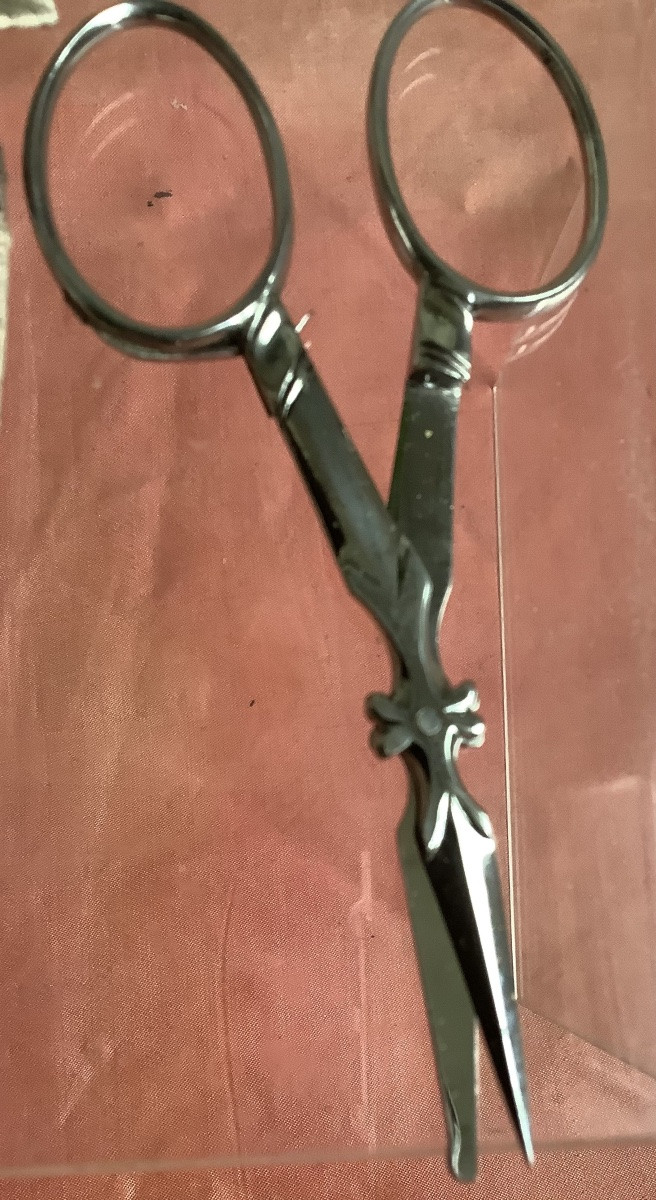 A Pair Of Embroidery Scissors With A Silk Fabric Case Embroidered With Flowers -photo-4