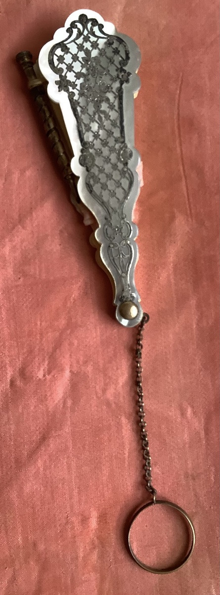 Un carnet de bal forme éventail en argent et nacre-photo-2