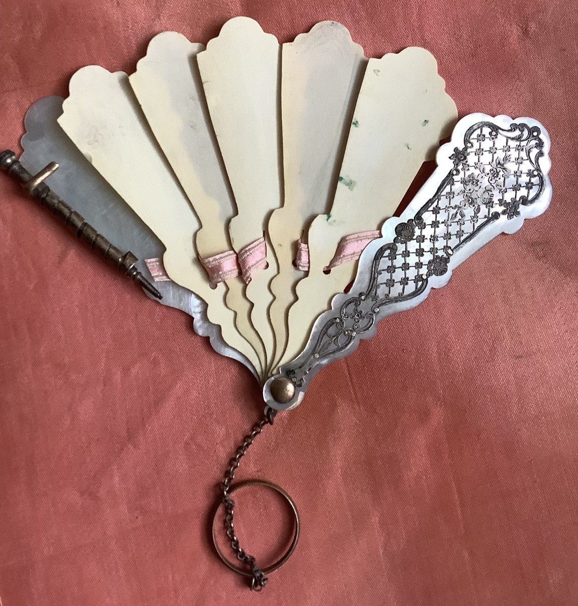 Un carnet de bal forme éventail en argent et nacre