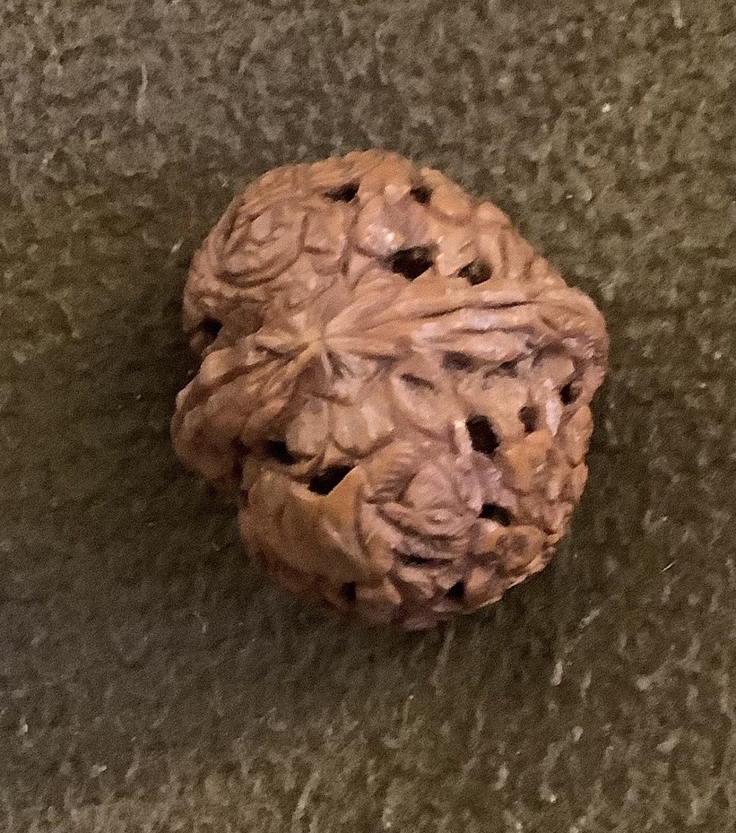 Noix sculpté décor de personage asiatique -photo-1