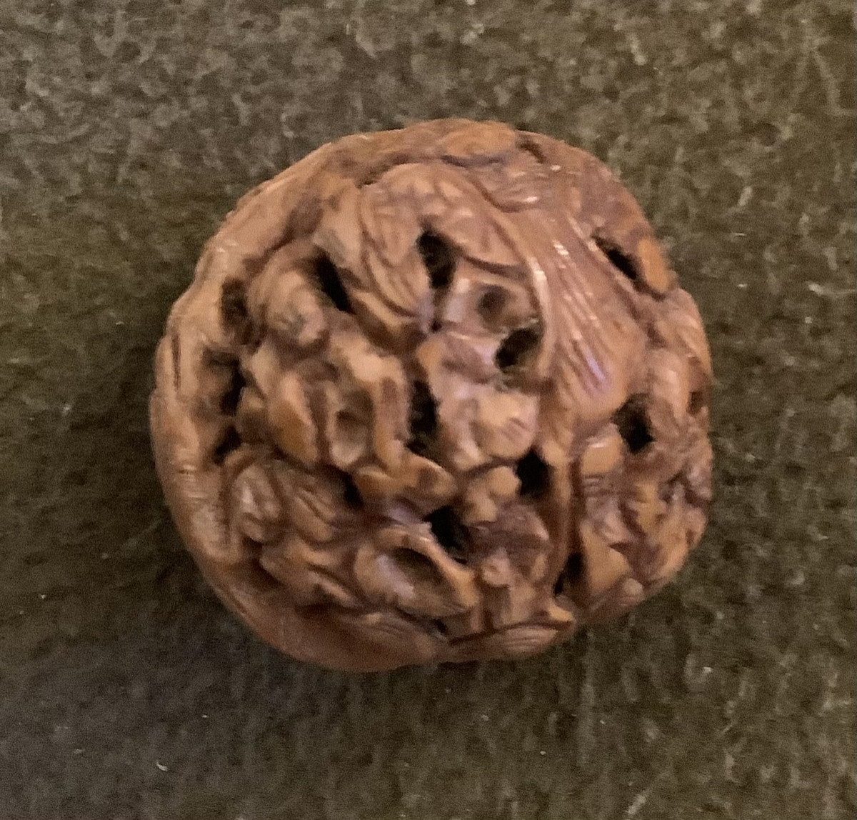 Noix sculpté décor de personage asiatique 