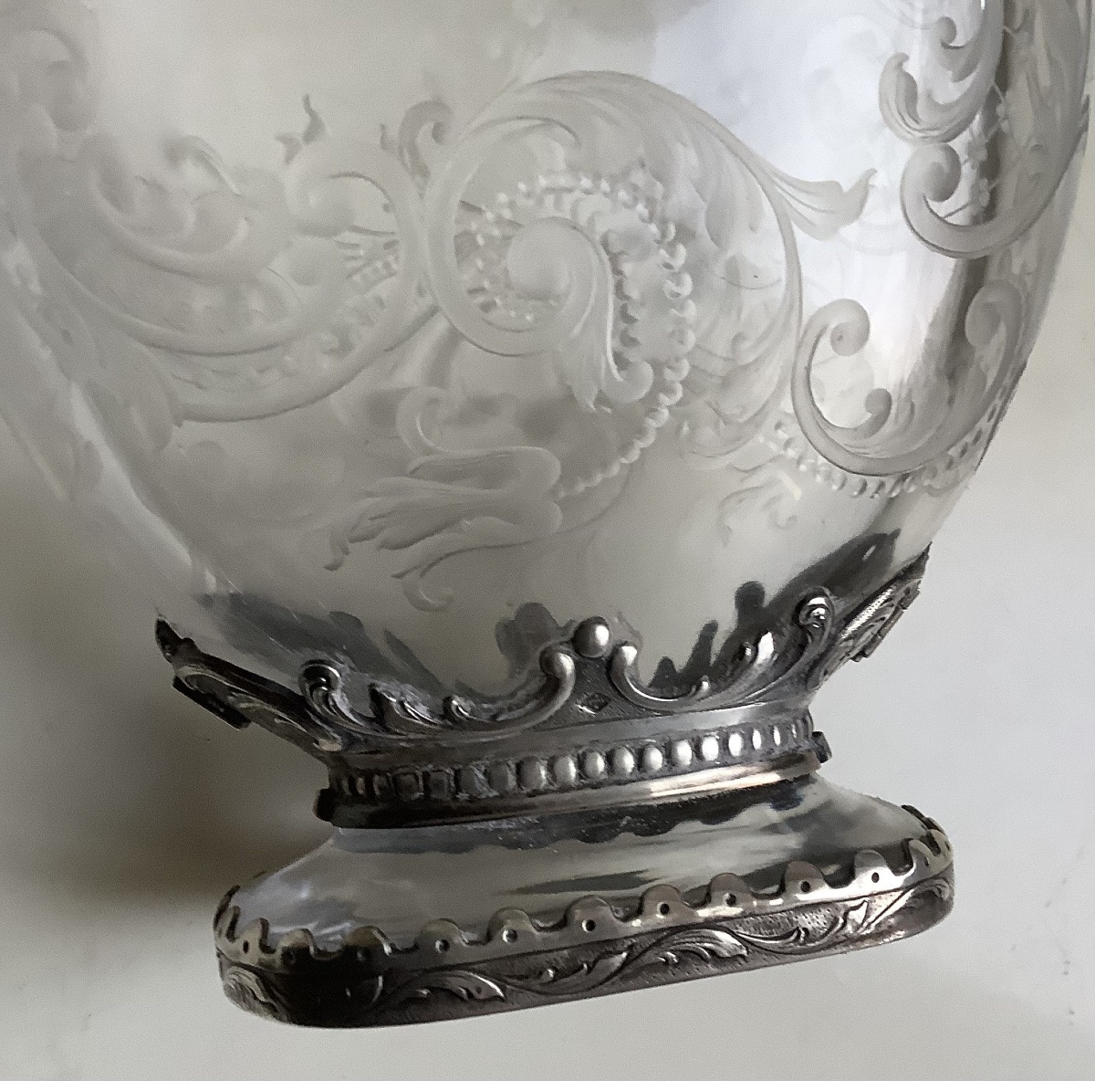 Un vase en cristal gravé de rinceaux monté argent Maison Veyrat à Paris-photo-3