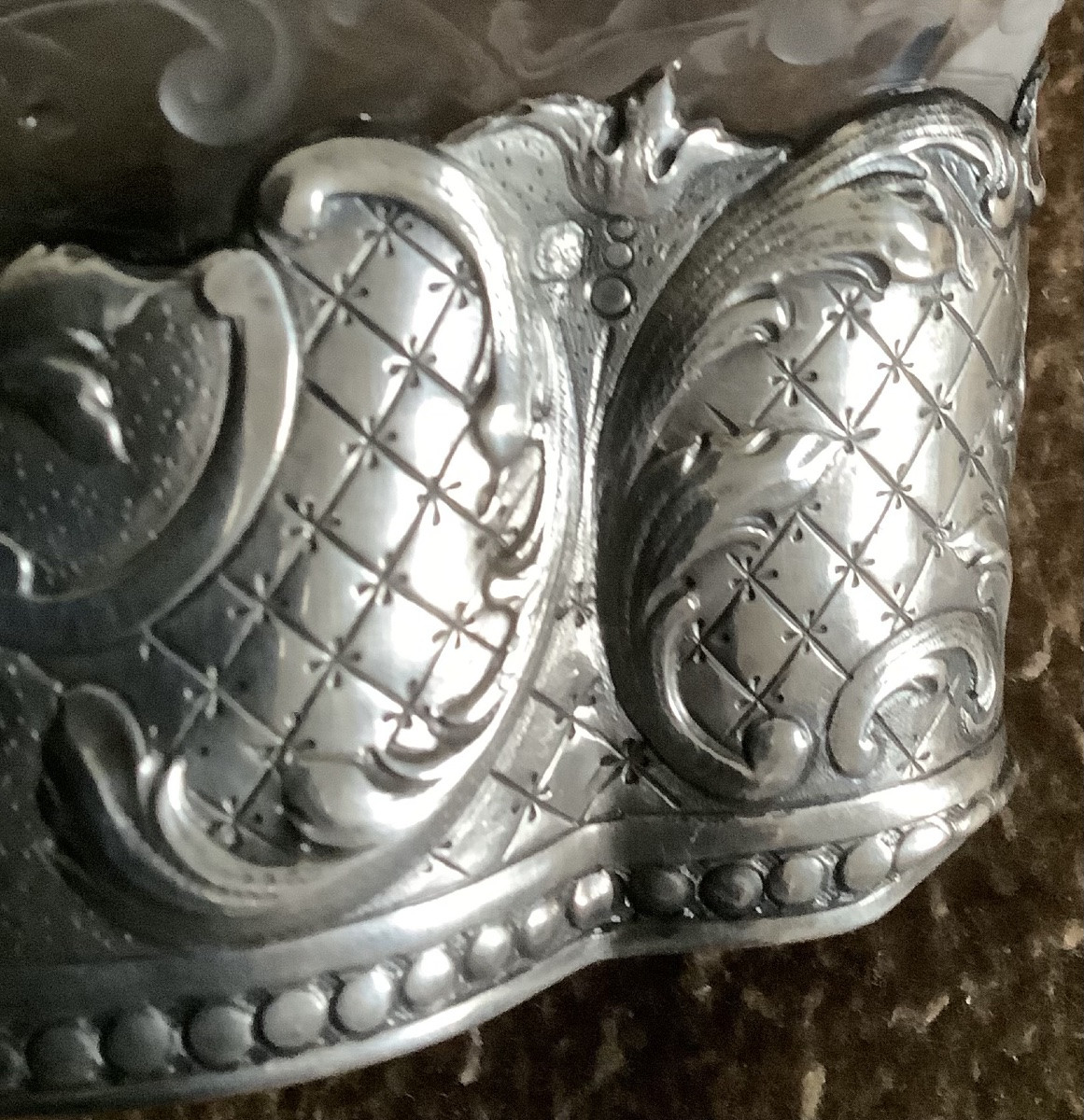 Un vase en cristal gravé de rinceaux monté argent Maison Veyrat à Paris-photo-4