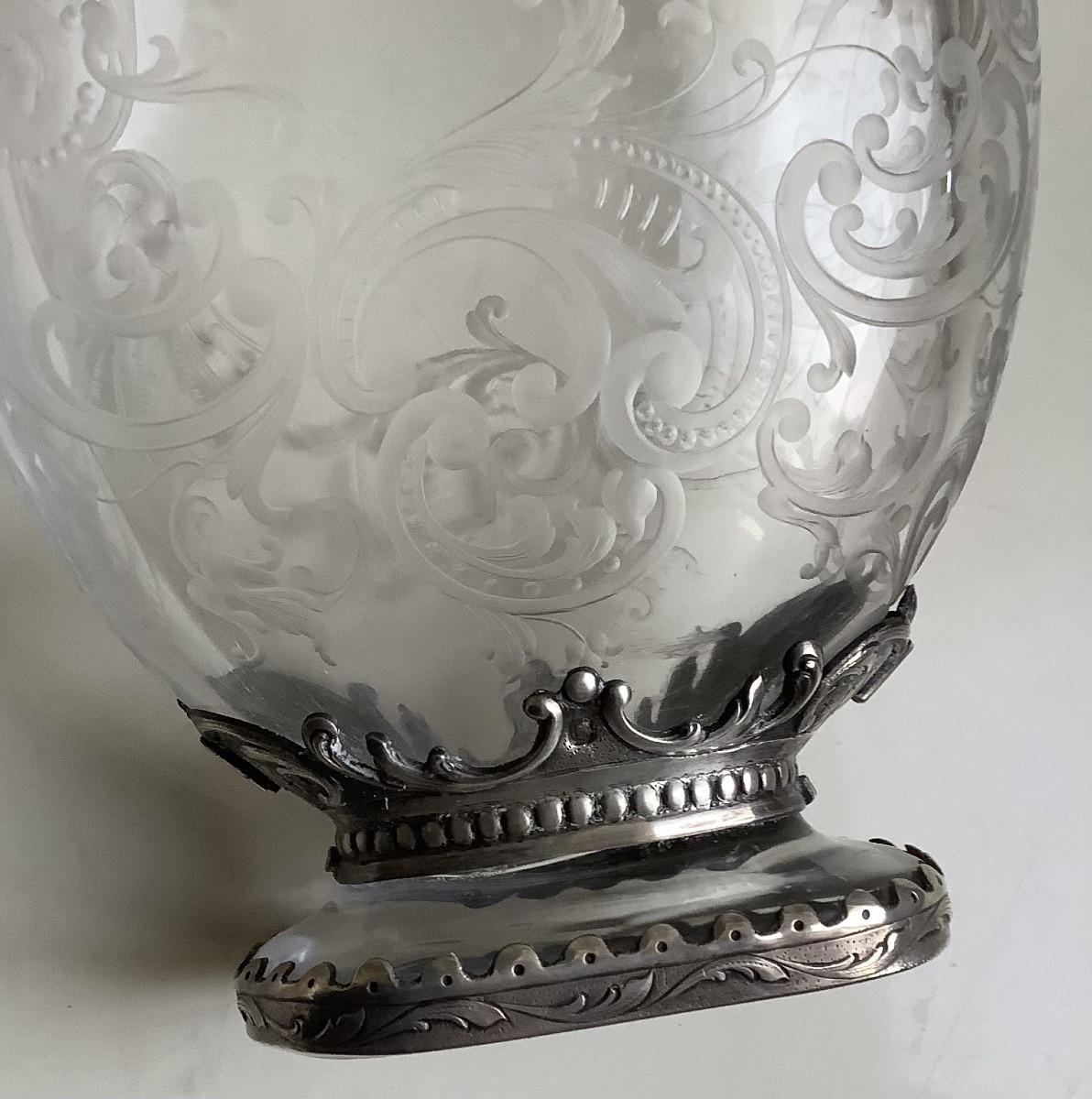 Un vase en cristal gravé de rinceaux monté argent Maison Veyrat à Paris-photo-2