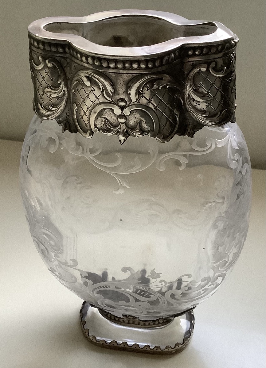 Un vase en cristal gravé de rinceaux monté argent Maison Veyrat à Paris