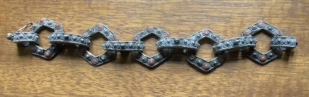 Bracelet en argent avec corail de pays de l’Orient