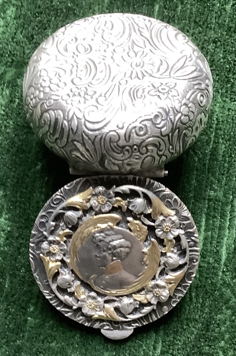 Round Silver And Vermeil Box Decorated With Figures -photo-2