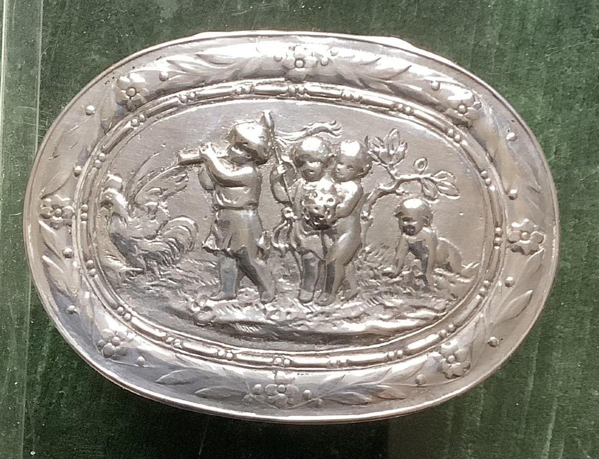 Tabatier en argent repoussé á decor d’amours-photo-2