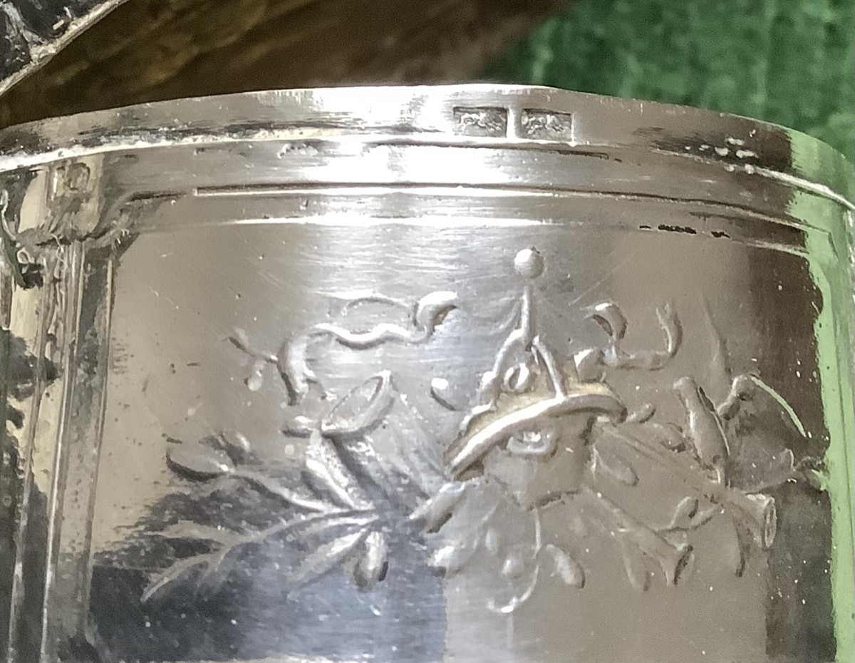 Tabatier en argent repoussé á decor d’amours-photo-4