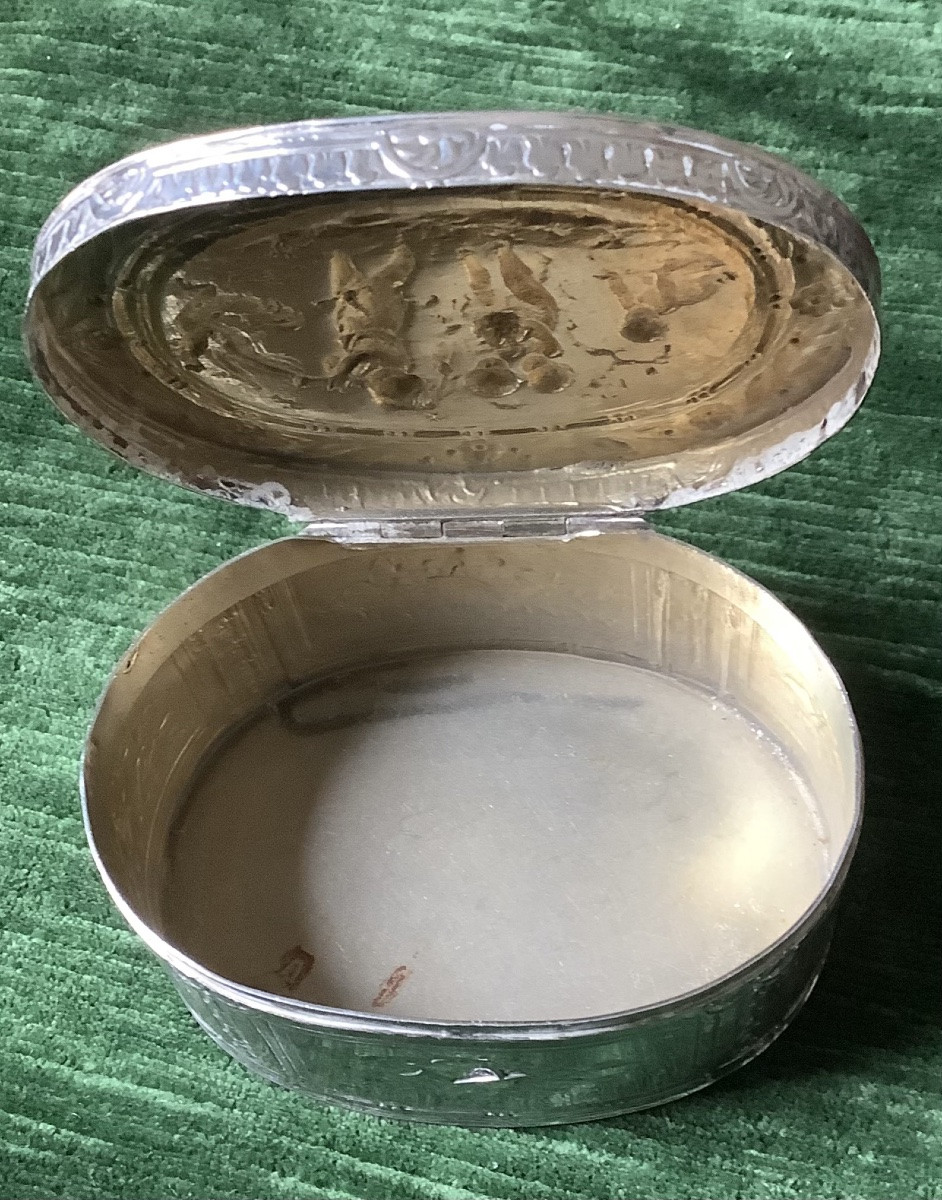 Tabatier en argent repoussé á decor d’amours-photo-2