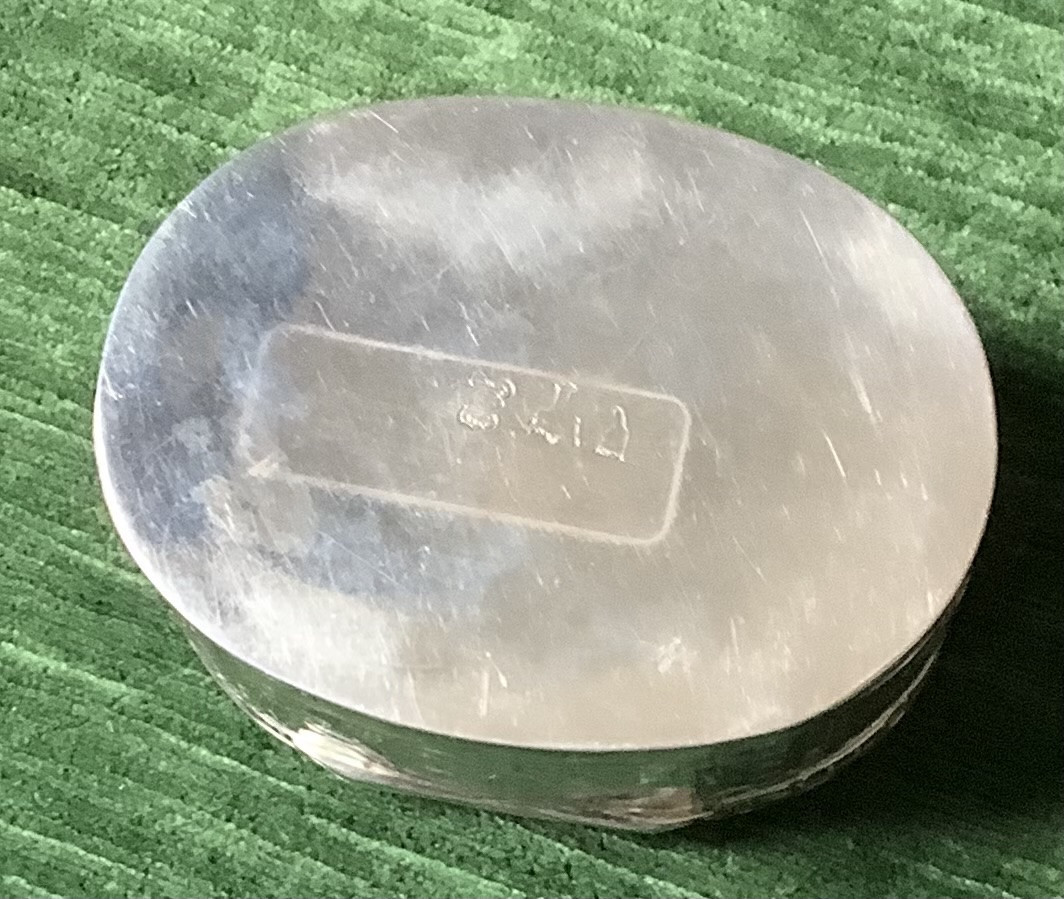 Tabatier en argent repoussé á decor d’amours-photo-3