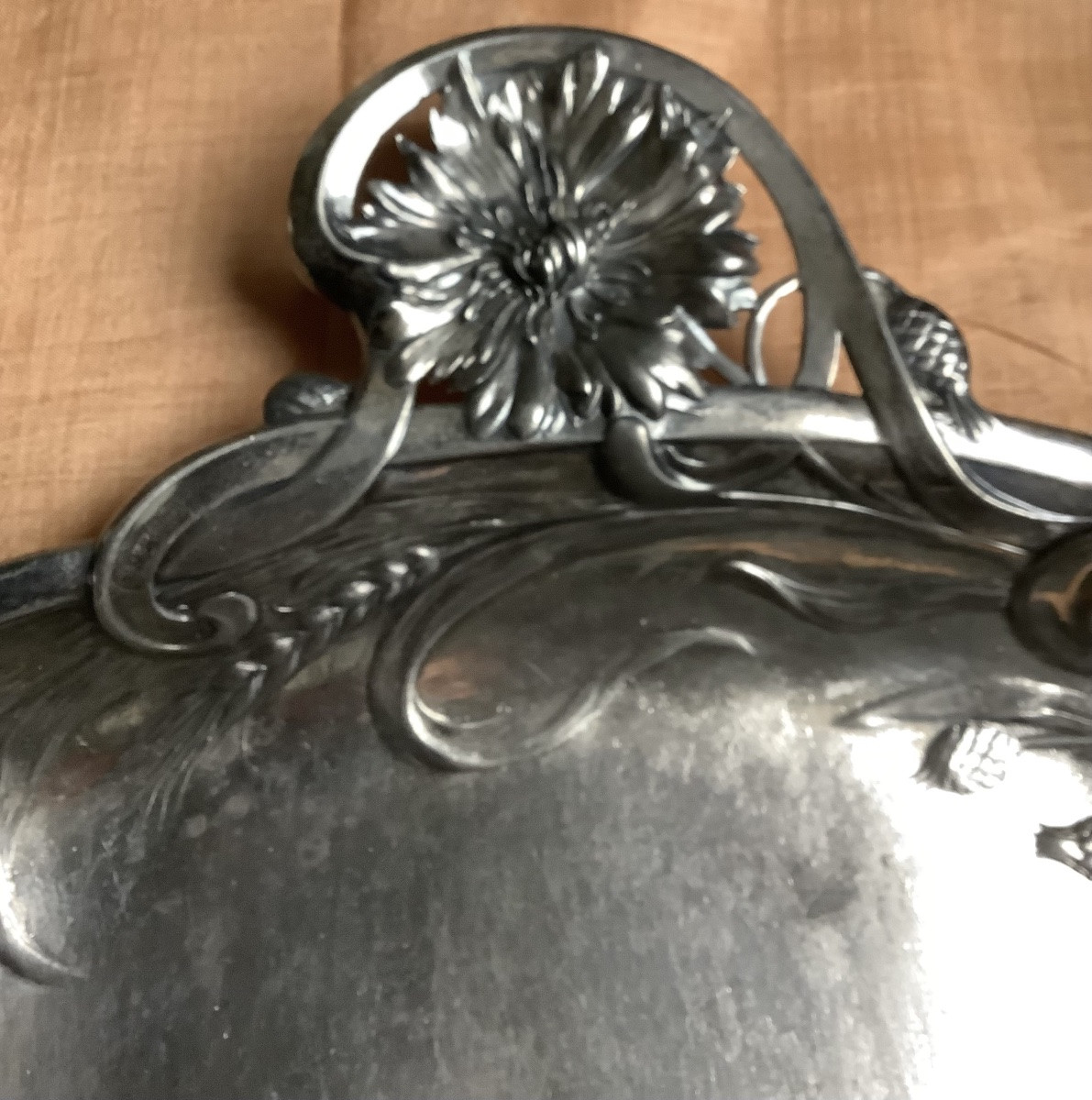 Un nècessaire à miette en mẽtal argenté à décor de fleurs et de feuilles d’acanthe GALLIA-photo-3