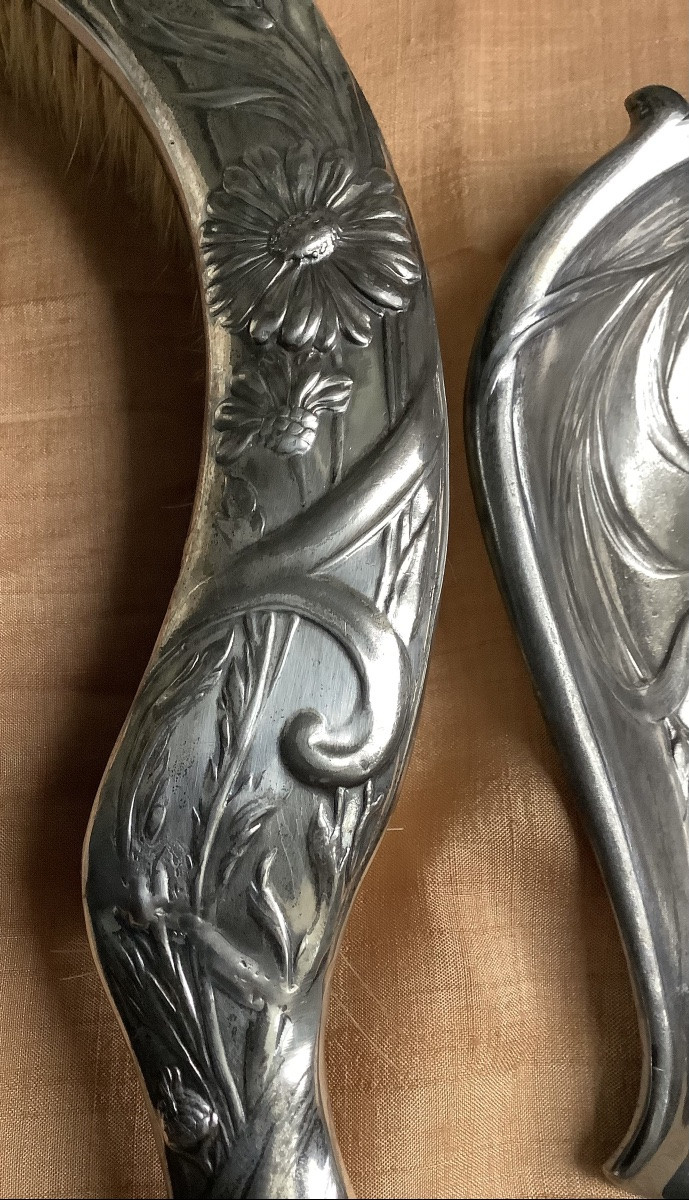 Un nècessaire à miette en mẽtal argenté à décor de fleurs et de feuilles d’acanthe GALLIA-photo-4