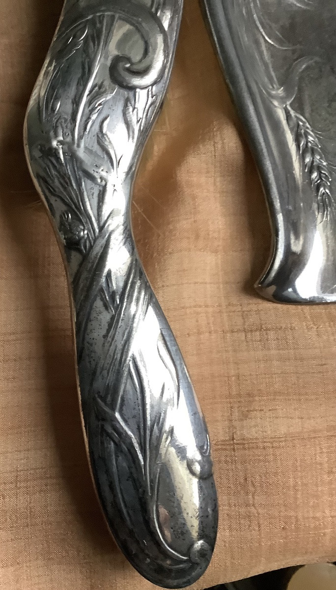 Un nècessaire à miette en mẽtal argenté à décor de fleurs et de feuilles d’acanthe GALLIA-photo-2