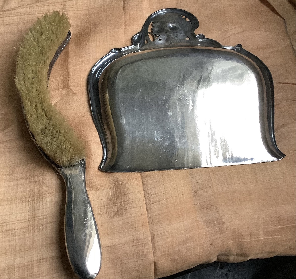 Un nècessaire à miette en mẽtal argenté à décor de fleurs et de feuilles d’acanthe GALLIA-photo-3