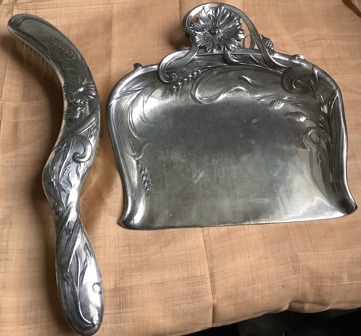 Un nècessaire à miette en mẽtal argenté à décor de fleurs et de feuilles d’acanthe GALLIA