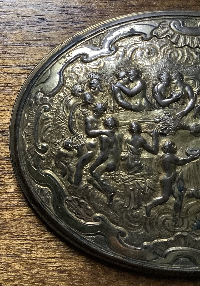 Une boite en alliage métal à décor d’une scène de banquet antique-photo-3