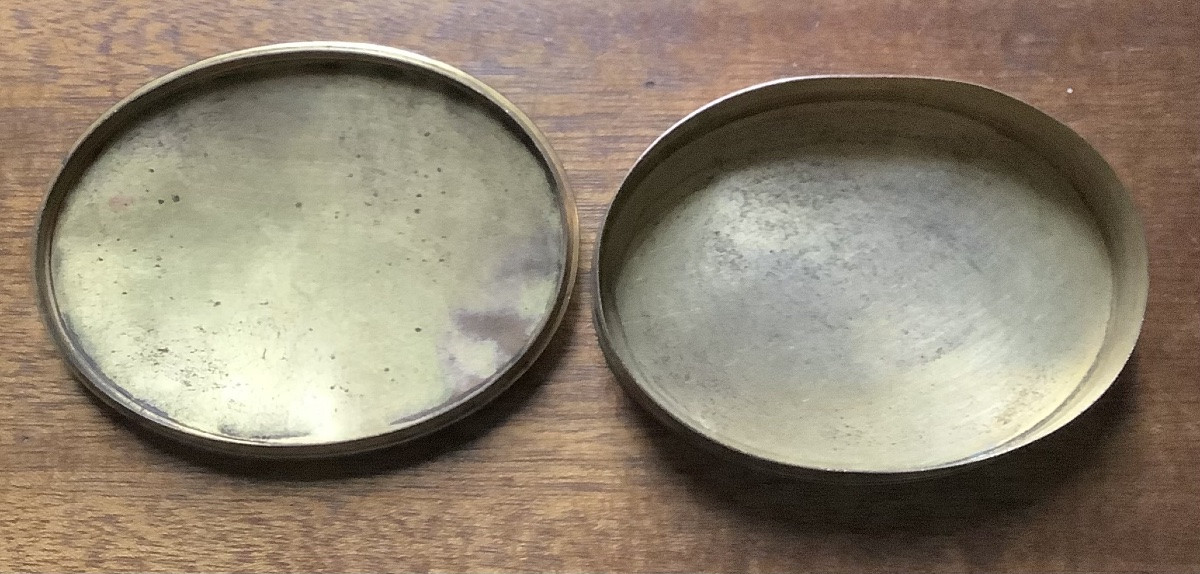 Une boite en alliage métal à décor d’une scène de banquet antique-photo-1