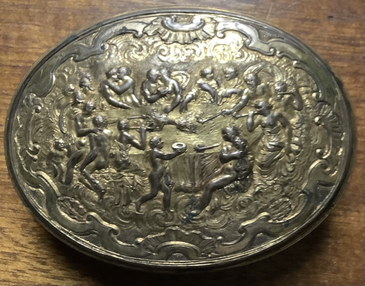 Une boite en alliage métal à décor d’une scène de banquet antique