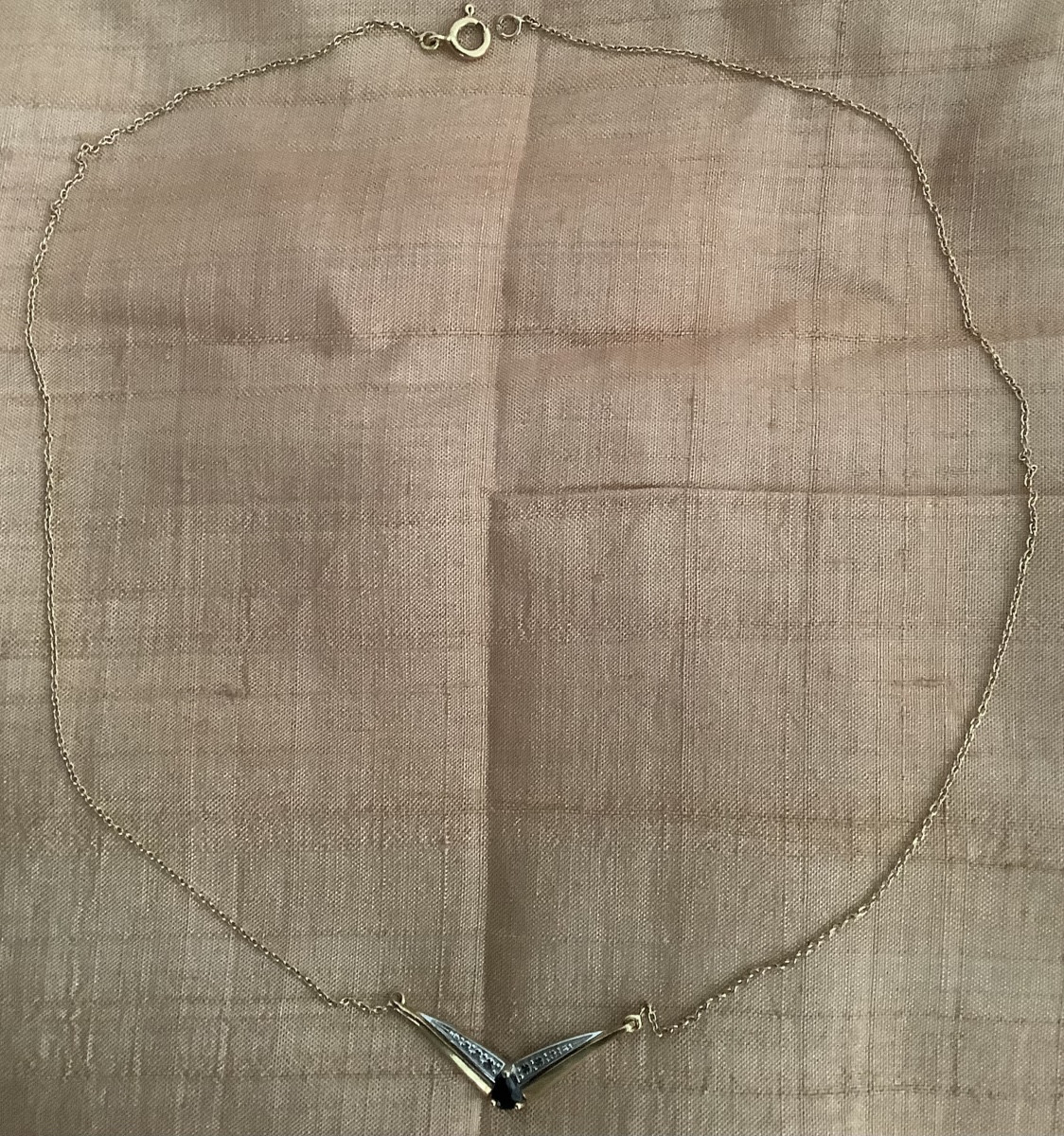 Collier articulé en or 750 milliémes au centre un motif en or sertie d’un saphir en poire