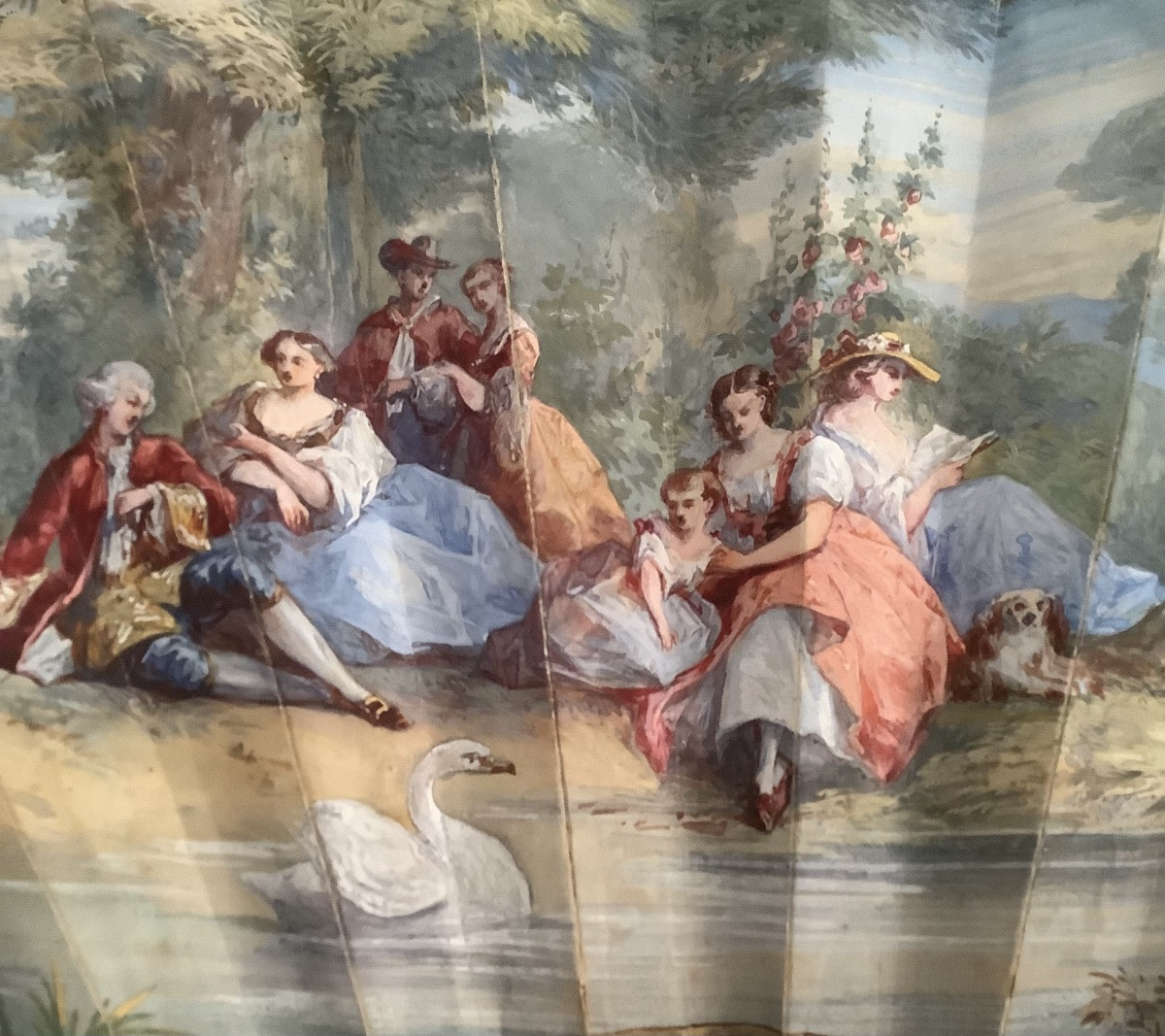Éventail scene de famile monté en nacre dècor gravé fleurs en or et argent-photo-3