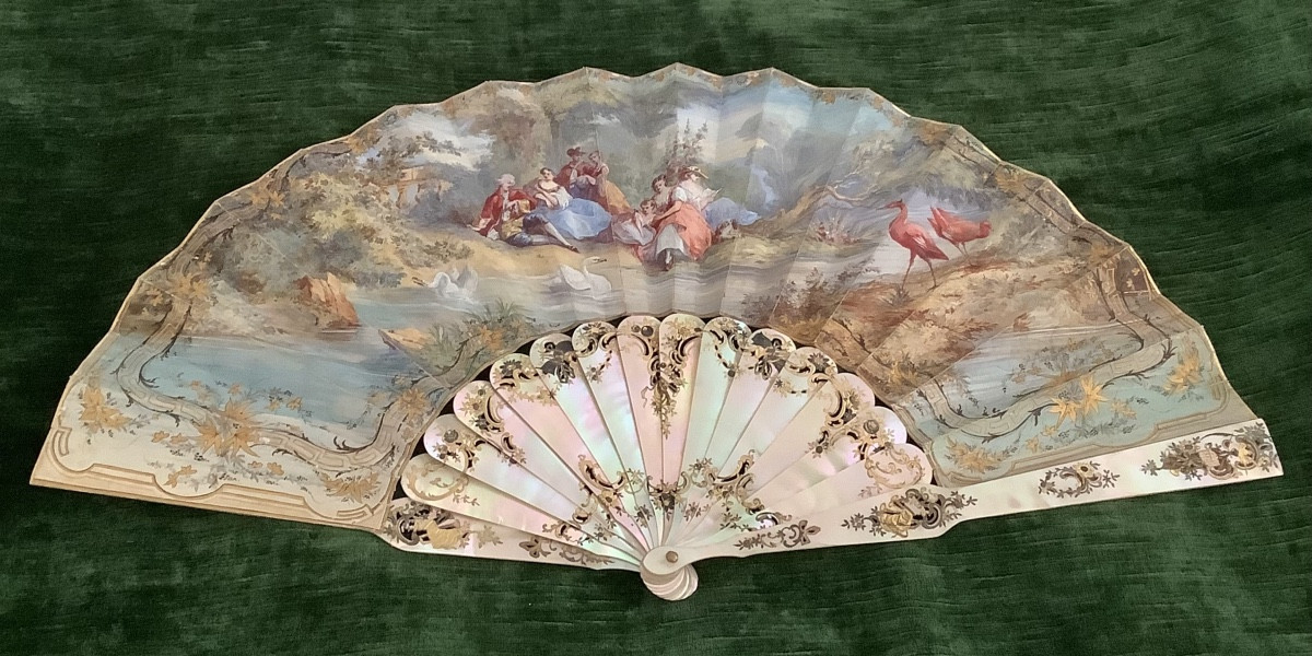 Éventail scene de famile monté en nacre dècor gravé fleurs en or et argent