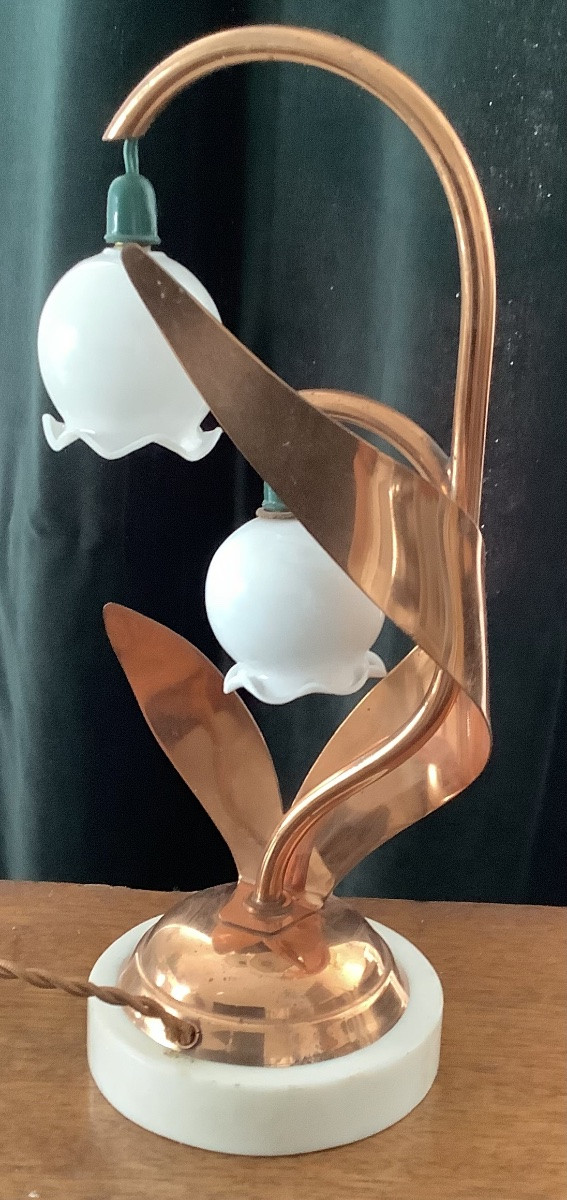 Une lampe de table muguet avec tulipes de origin-photo-2