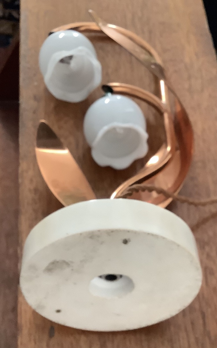 Une lampe de table muguet avec tulipes de origin-photo-1