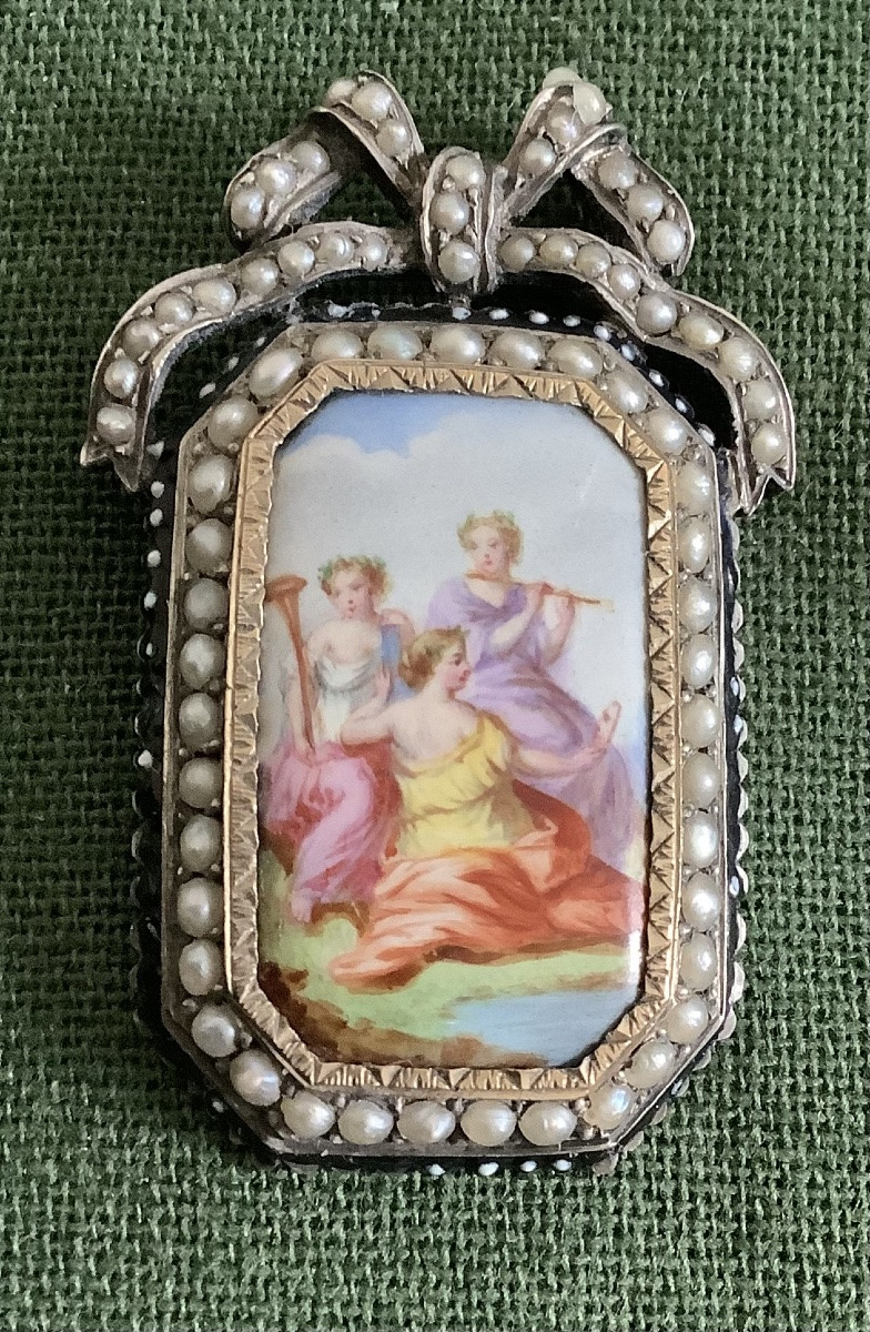Une broche en argent sertie de demi  perles decor de porcelaine représentant 3 musicians-photo-2