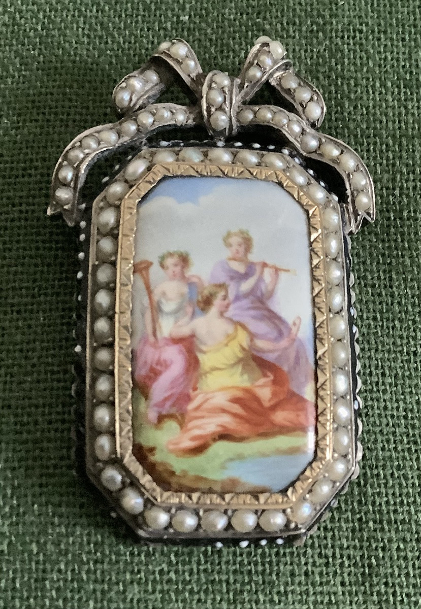 Une broche en argent sertie de demi  perles decor de porcelaine représentant 3 musicians-photo-3