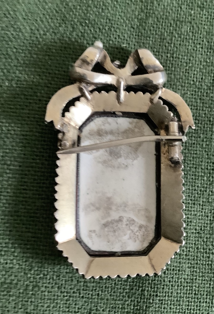 Une broche en argent sertie de demi  perles decor de porcelaine représentant 3 musicians-photo-4