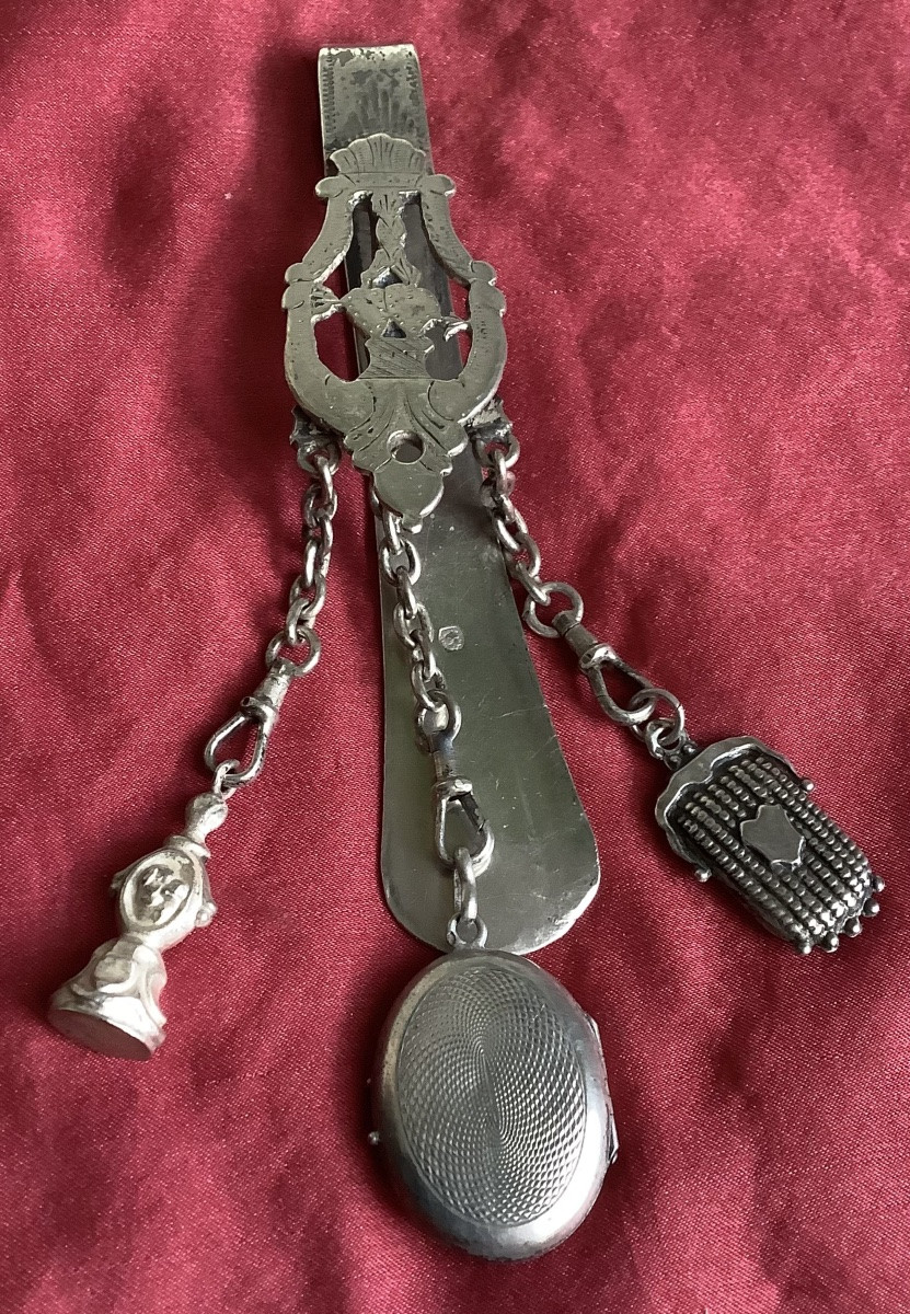 Chatelaine en argent massif avec sceau, médaille et porte monnaire -photo-2