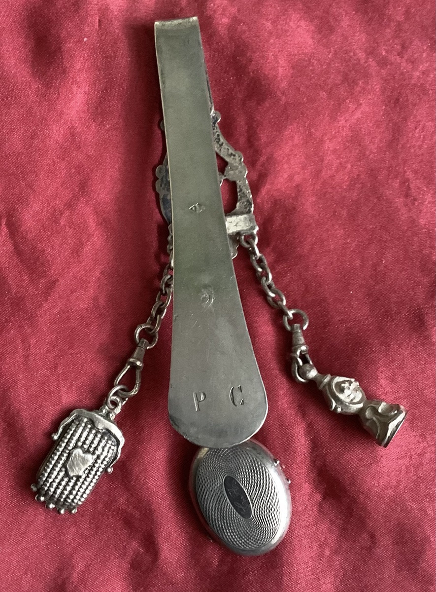 Chatelaine en argent massif avec sceau, médaille et porte monnaire -photo-3
