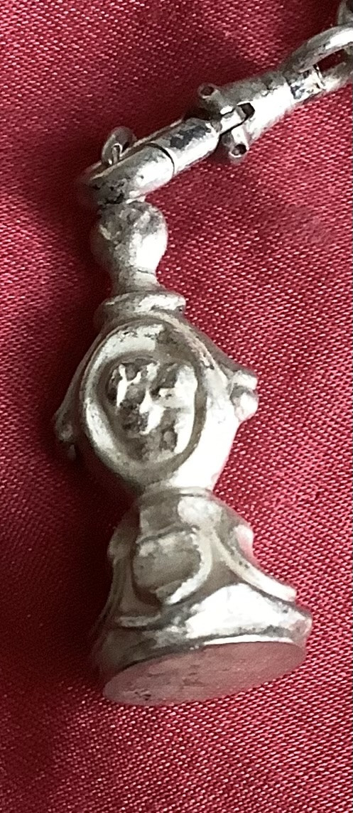 Chatelaine en argent massif avec sceau, médaille et porte monnaire -photo-2