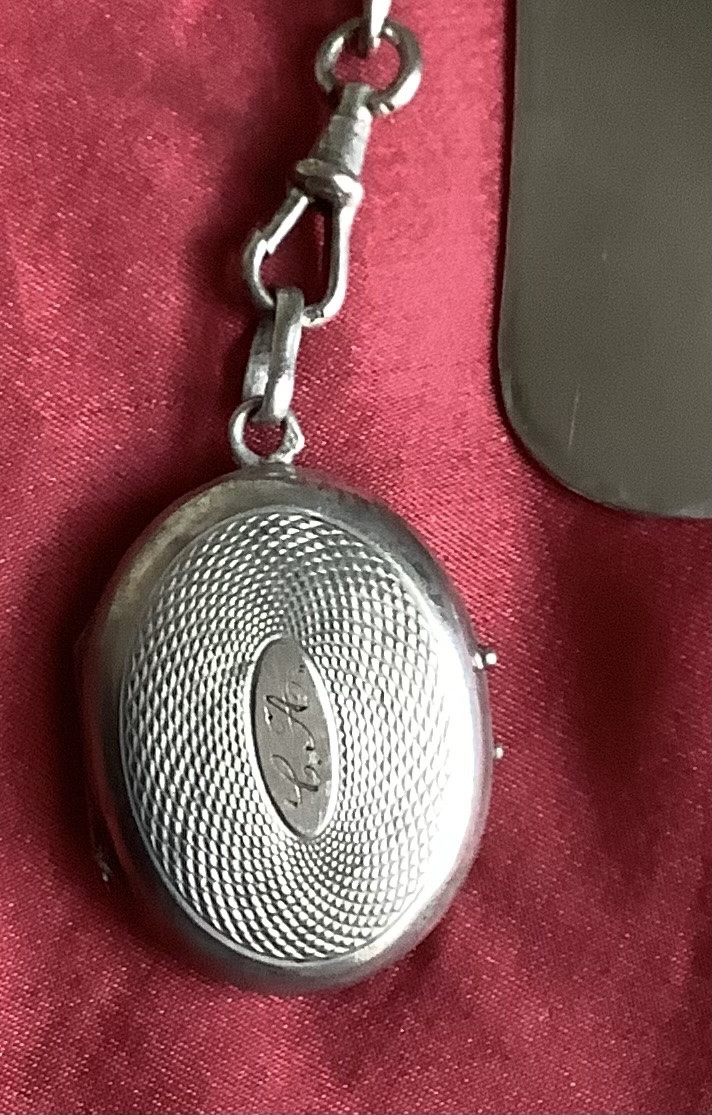 Chatelaine en argent massif avec sceau, médaille et porte monnaire -photo-3