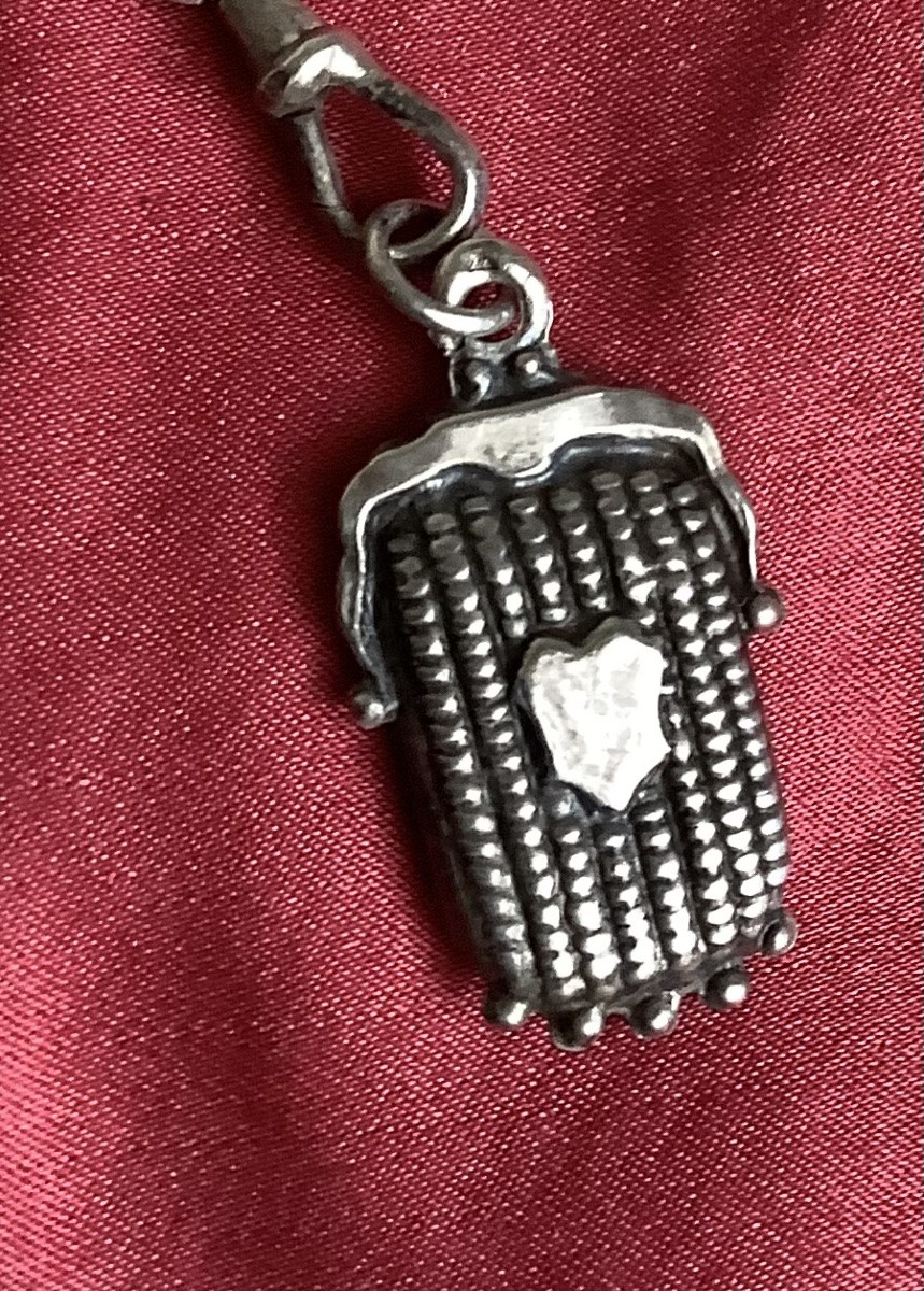 Chatelaine en argent massif avec sceau, médaille et porte monnaire -photo-4