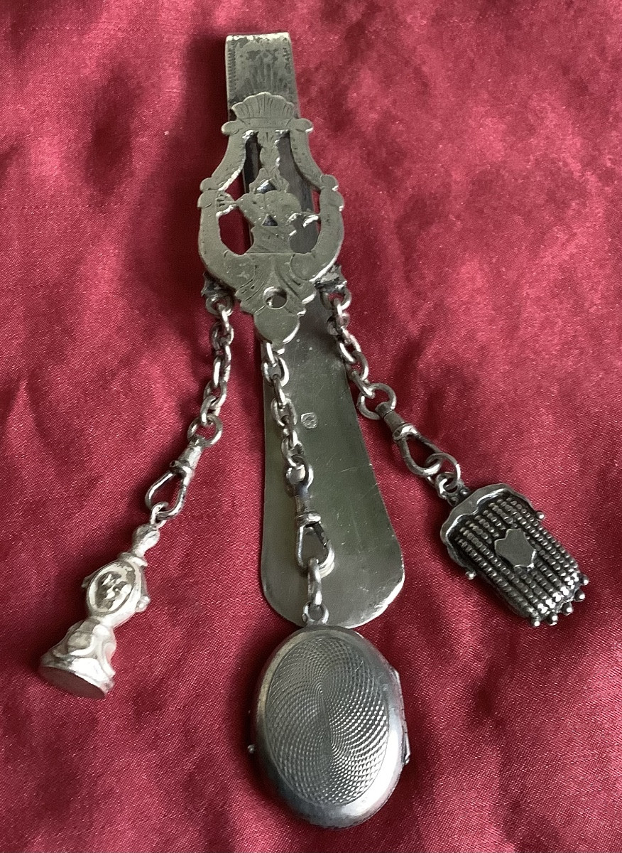 Chatelaine en argent massif avec sceau, médaille et porte monnaire 
