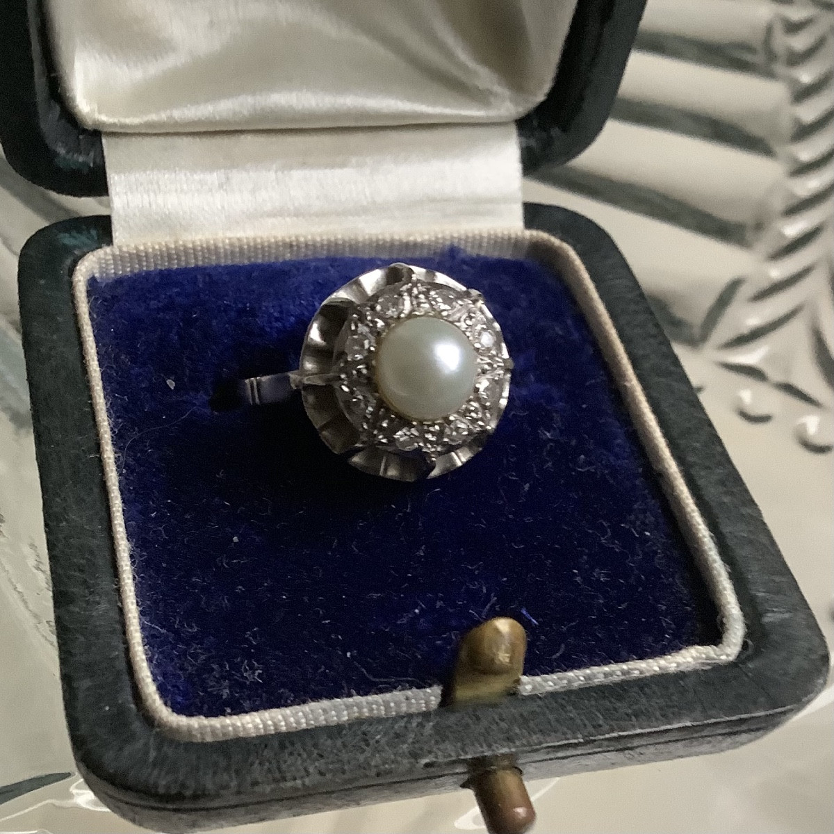 Bague en or et palatine avec perle autour petit diamonts