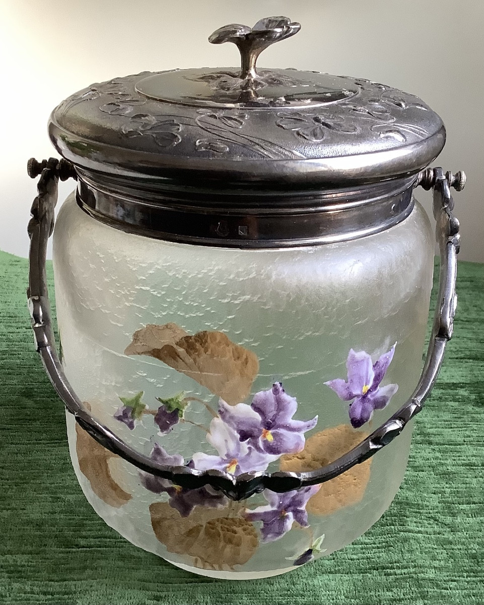 Sceau à biscuit art nouveau décor de fleurs de violette monté en etain